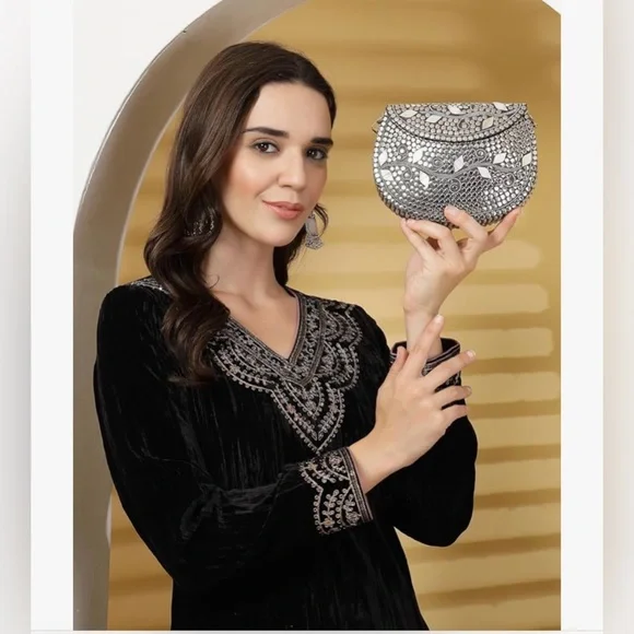 Silver clutch with mother of pearl leaf design - Picture 8 of 8